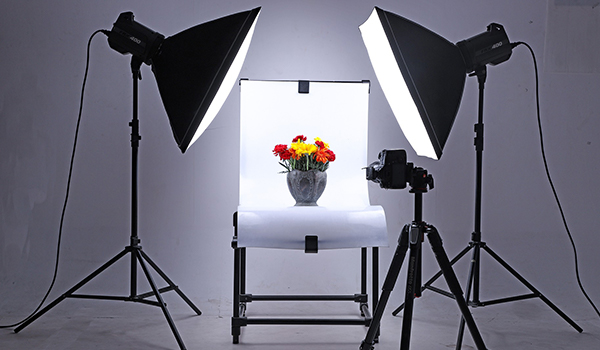 Photography studio equipment includes multiple lighting fixtures